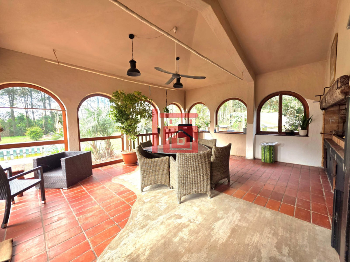 Casa ID.1496 - Propiedad única de excelente construcción en Burnett, gran terreno 