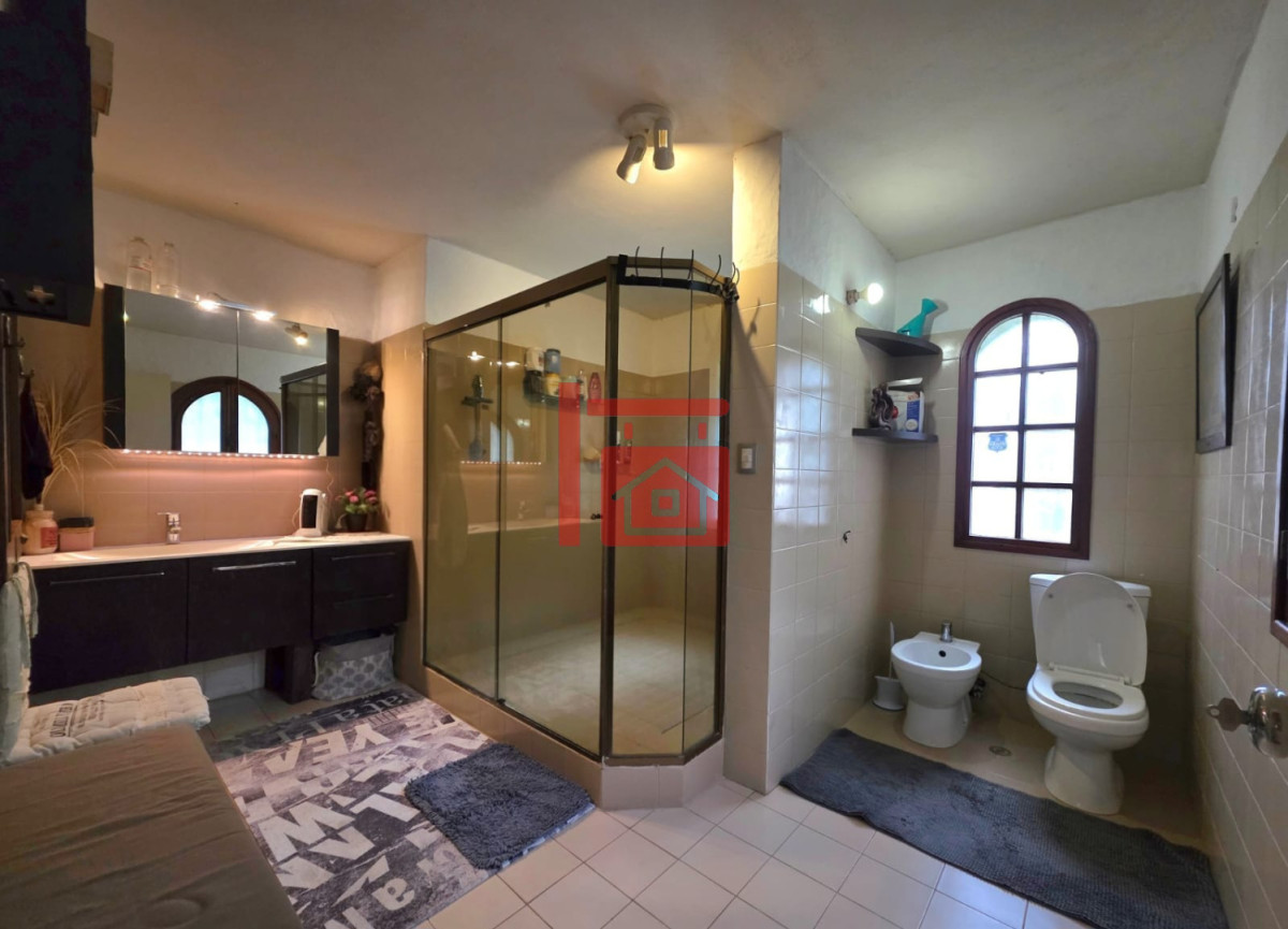 Casa ID.1496 - Propiedad única de excelente construcción en Burnett, gran terreno 