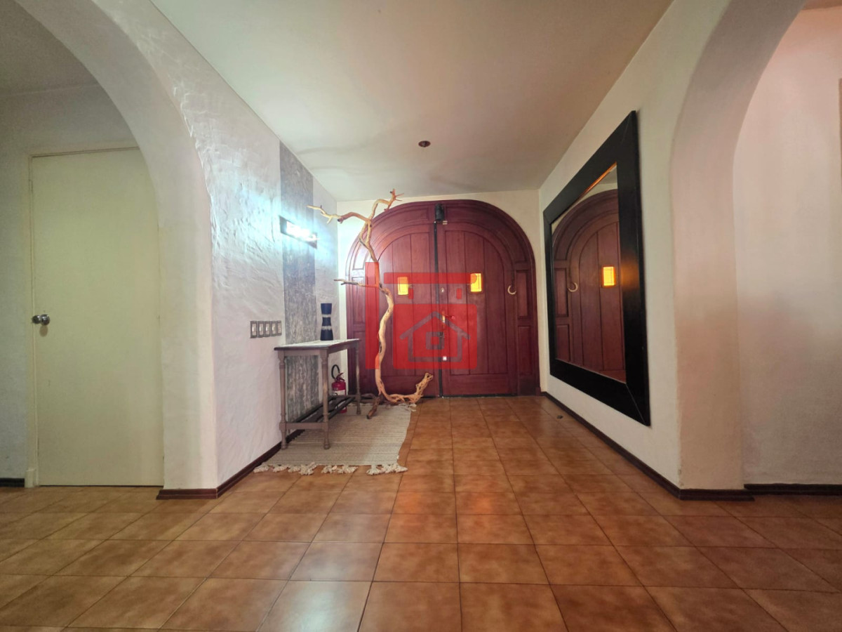 Casa ID.1496 - Propiedad única de excelente construcción en Burnett, gran terreno 