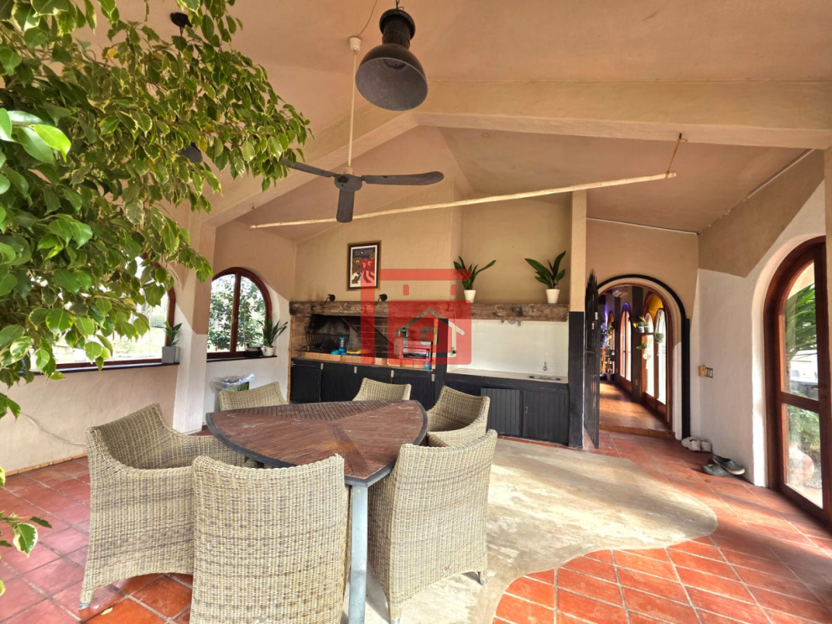 Casa ID.1496 - Propiedad única de excelente construcción en Burnett, gran terreno 