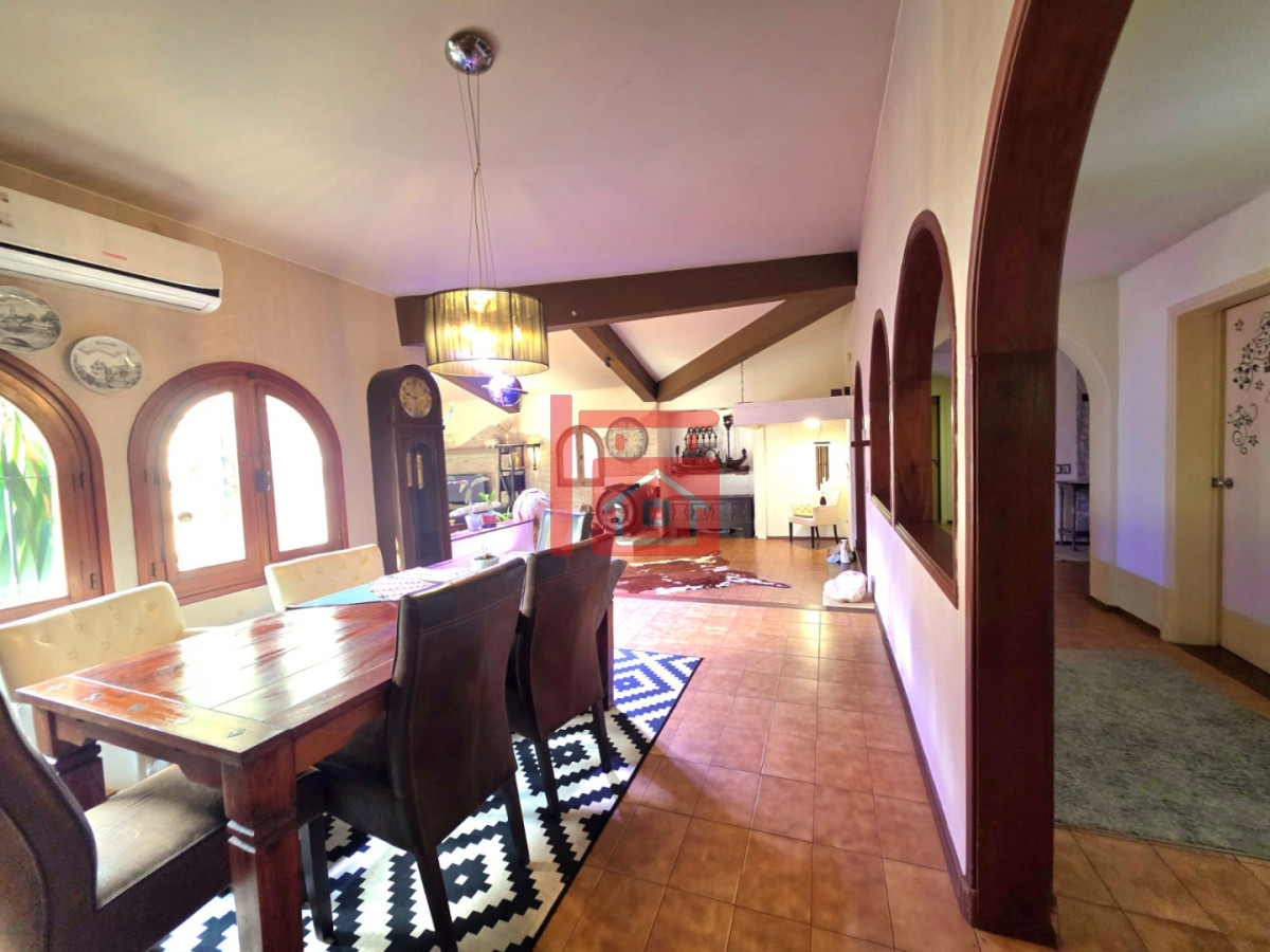 Casa ID.1496 - Propiedad única de excelente construcción en Burnett, gran terreno 