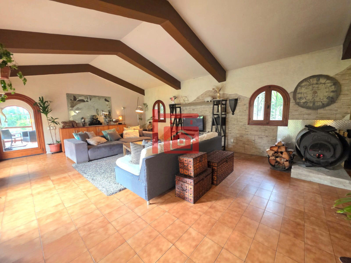 Casa ID.1496 - Propiedad única de excelente construcción en Burnett, gran terreno 