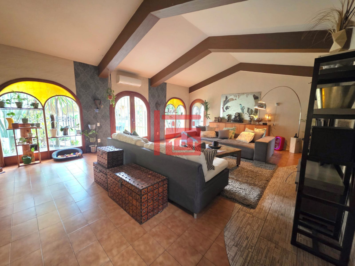 Casa ID.1496 - Propiedad única de excelente construcción en Burnett, gran terreno 