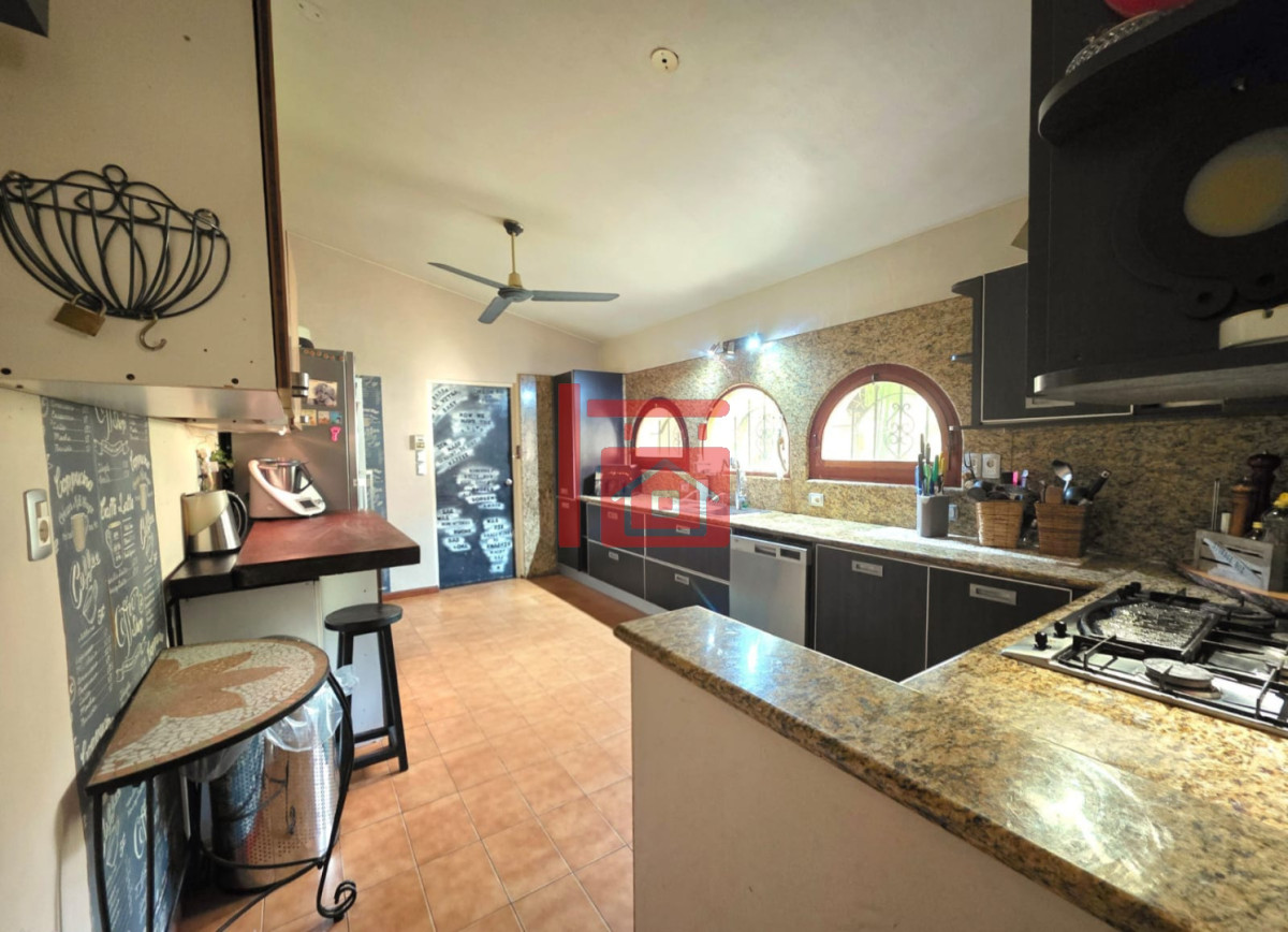 Casa ID.1496 - Propiedad única de excelente construcción en Burnett, gran terreno 