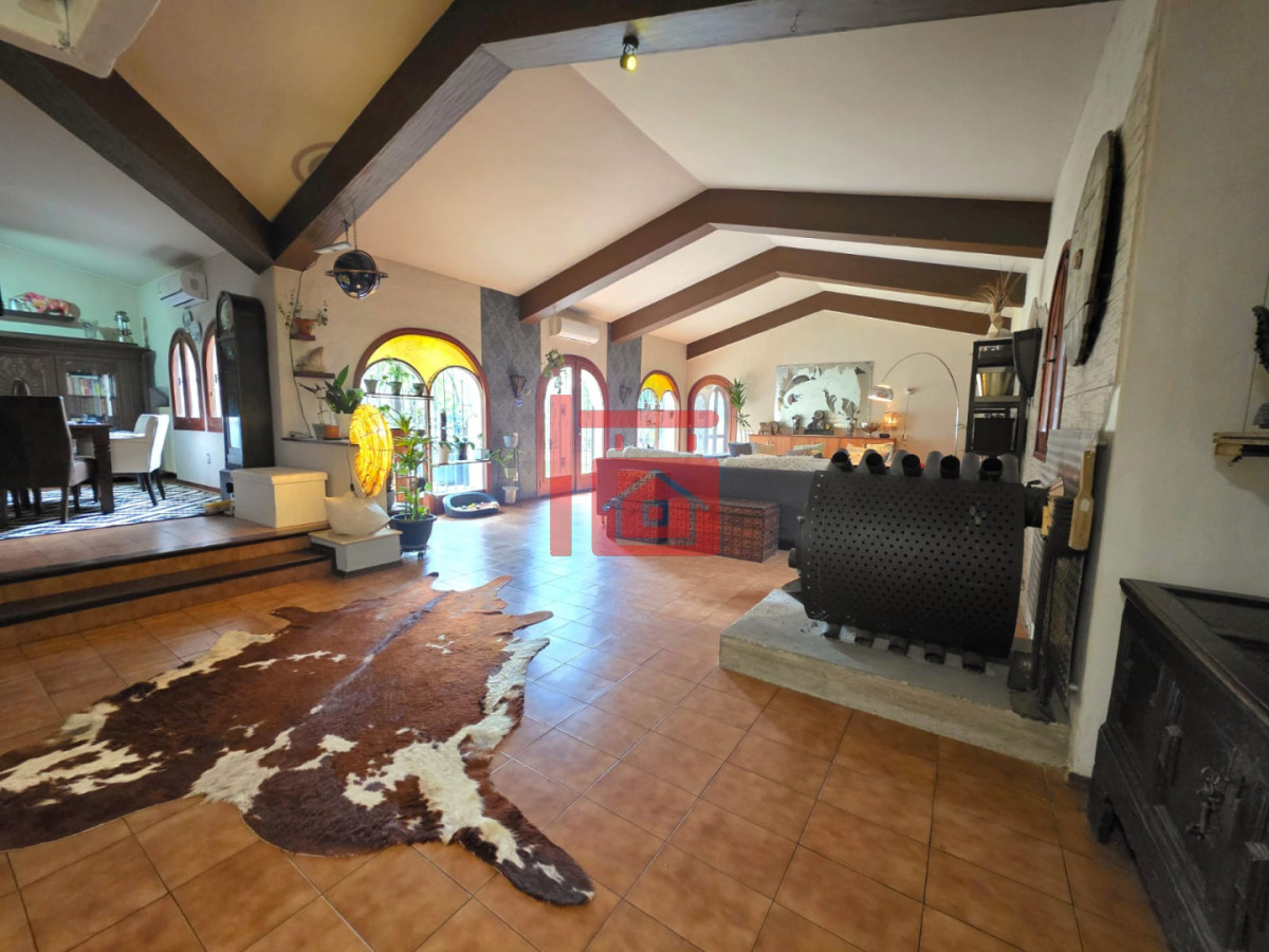 Casa ID.1496 - Propiedad única de excelente construcción en Burnett, gran terreno 