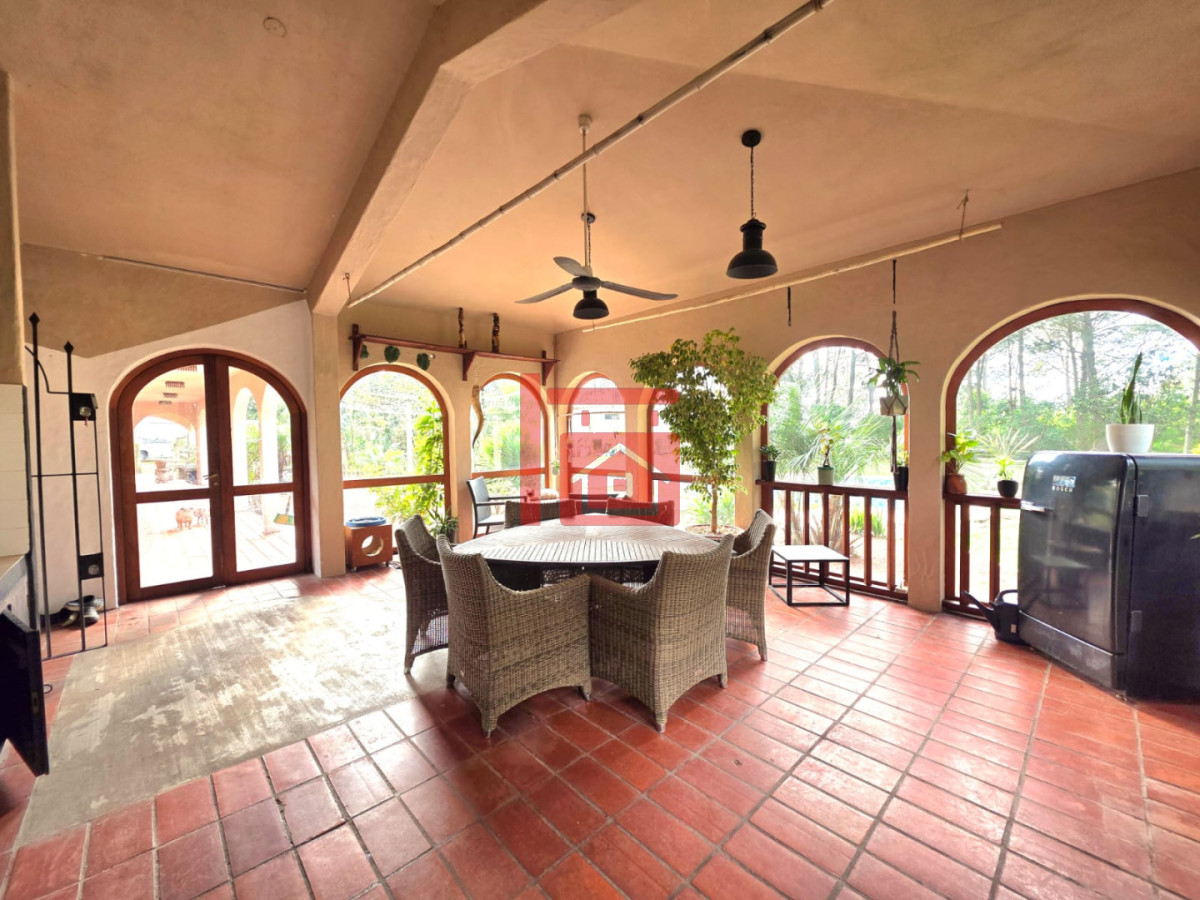 Casa ID.1496 - Propiedad única de excelente construcción en Burnett, gran terreno 
