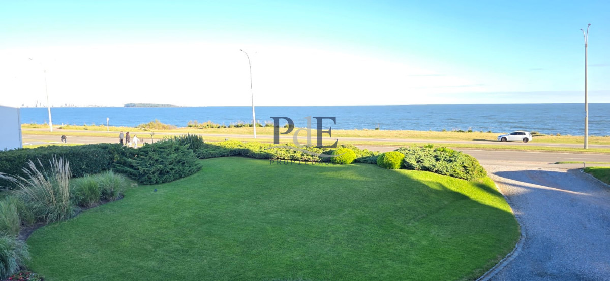 Apartamento frente al mar con vista al puerto e Isla Gorriti en venta!!