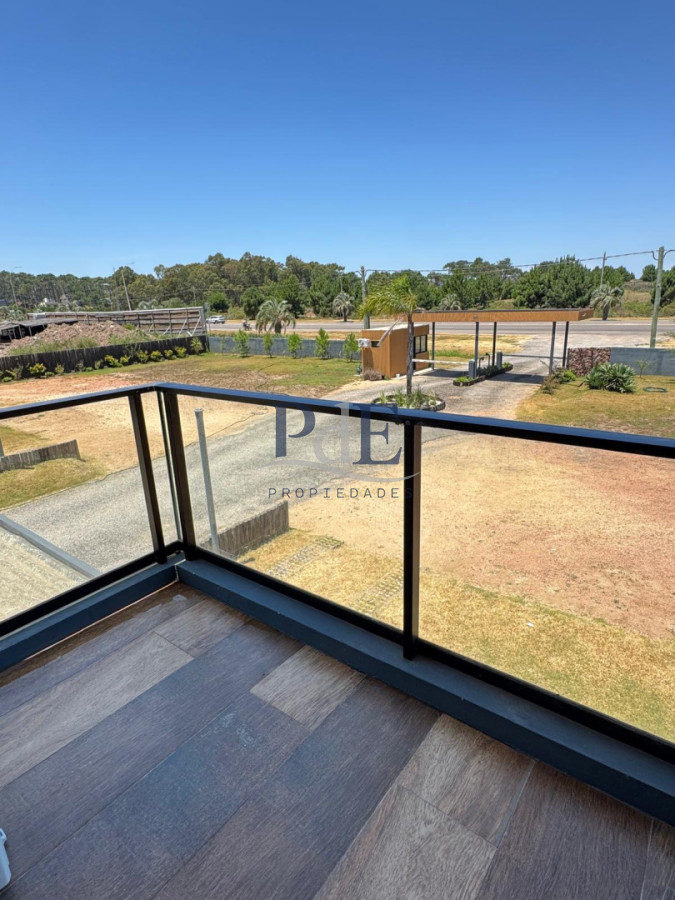 Si sueñas con una propiedad en un barrio cerrado, con piscina propia, amplio parrillero techado con un living exterior esta es tu mejor inversión - Imagen 17