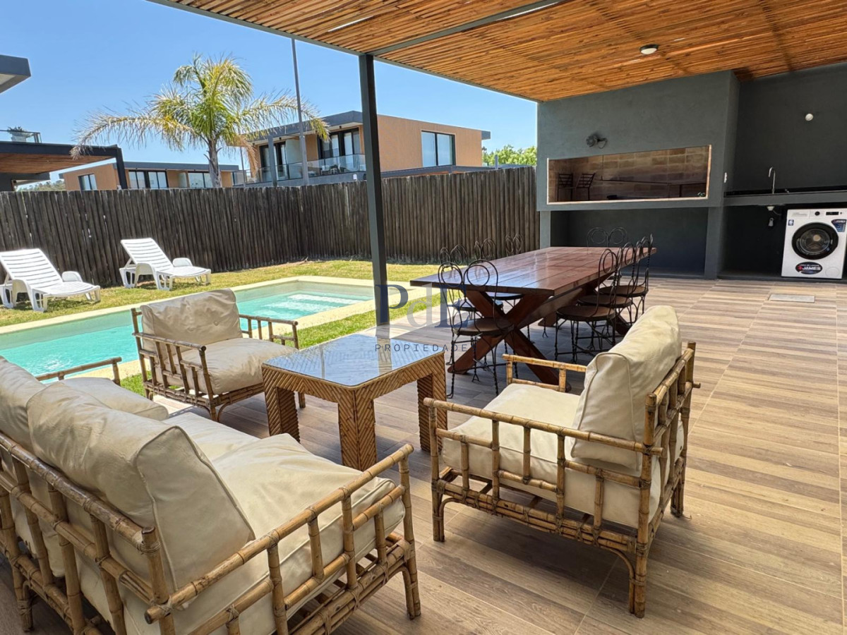 Si sueñas con una propiedad en un barrio cerrado, con piscina propia, amplio parrillero techado con un living exterior esta es tu mejor inversión