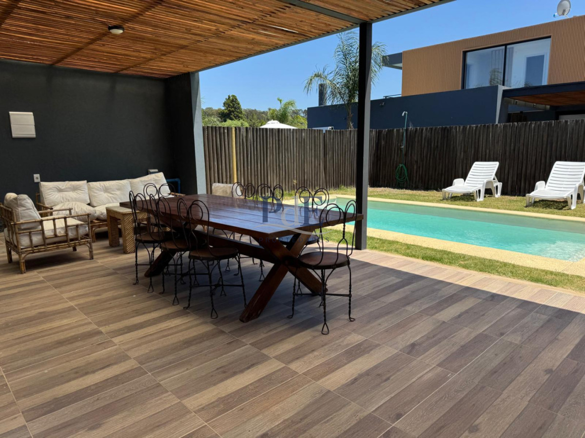 Si sueñas con una propiedad en un barrio cerrado, con piscina propia, amplio parrillero techado con un living exterior esta es tu mejor inversión - Imagen 1