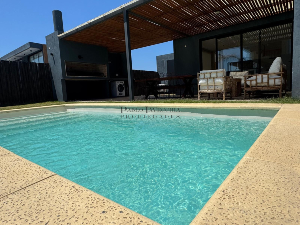 Apartamento ID.619 - Si sueñas con una propiedad en un barrio cerrado, con piscina propia, amplio parrillero techado con un living exterior esta es tu mejor inversión