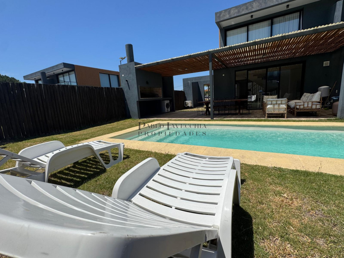 Apartamento ID.619 - Si sueñas con una propiedad en un barrio cerrado, con piscina propia, amplio parrillero techado con un living exterior esta es tu mejor inversión