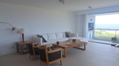Apartamento 4 dormitorios en suite frente a Playa Brava