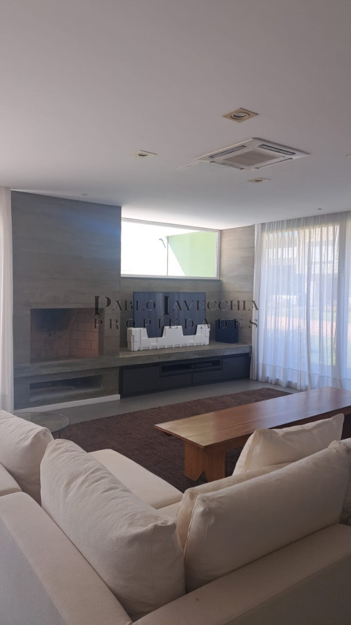 Casa ID.219 - Hermosa residencia con amplios ambientes en Barrio Privado