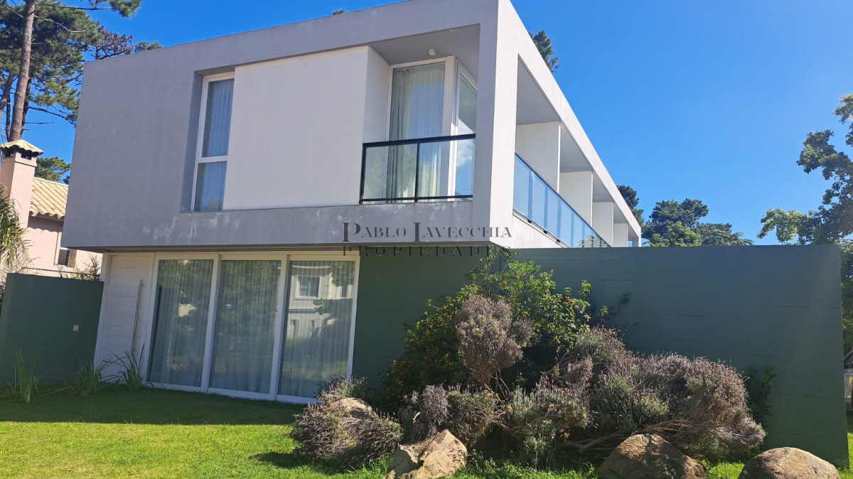 Casa ID.219 - Hermosa residencia con amplios ambientes en Barrio Privado
