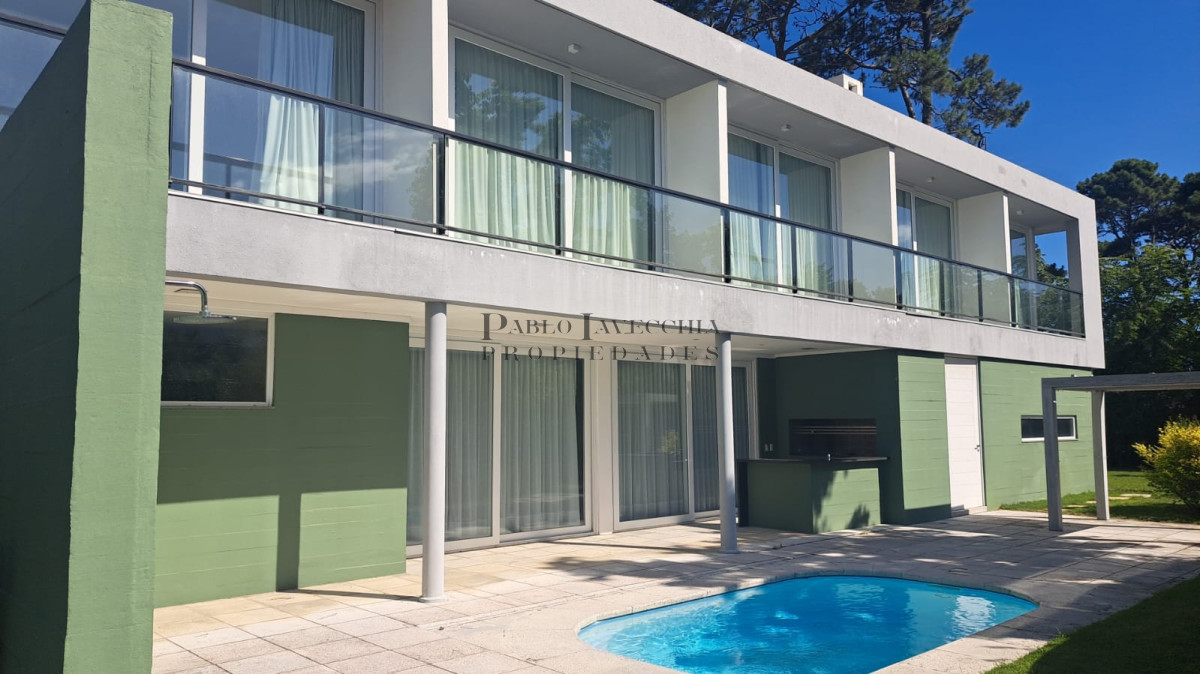 Casa ID.219 - Hermosa residencia con amplios ambientes en Barrio Privado