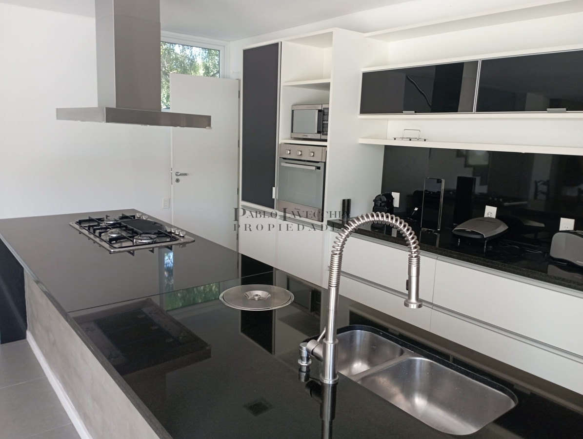 Casa ID.219 - Hermosa residencia con amplios ambientes en Barrio Privado
