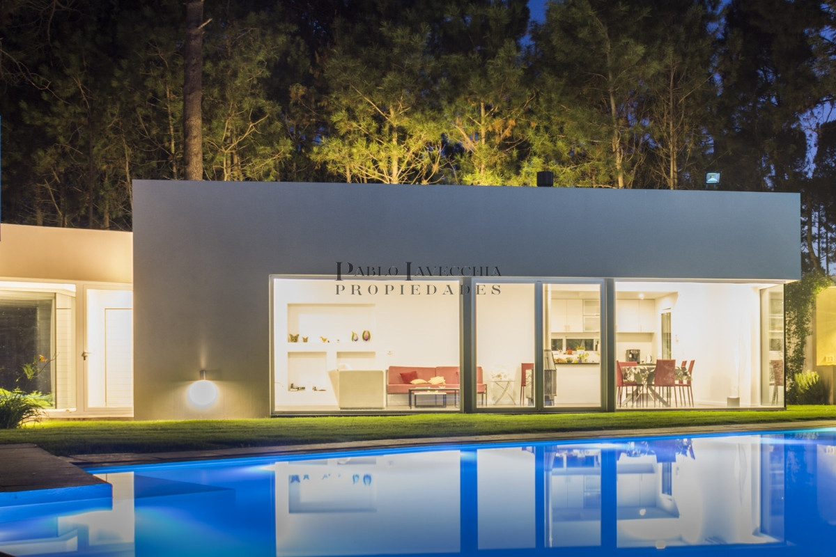 Casa ID.445 - Modernidad, espacios amplios y equipamiento de primer nivel con un terreno amplio en el corazón de Parque Burnett