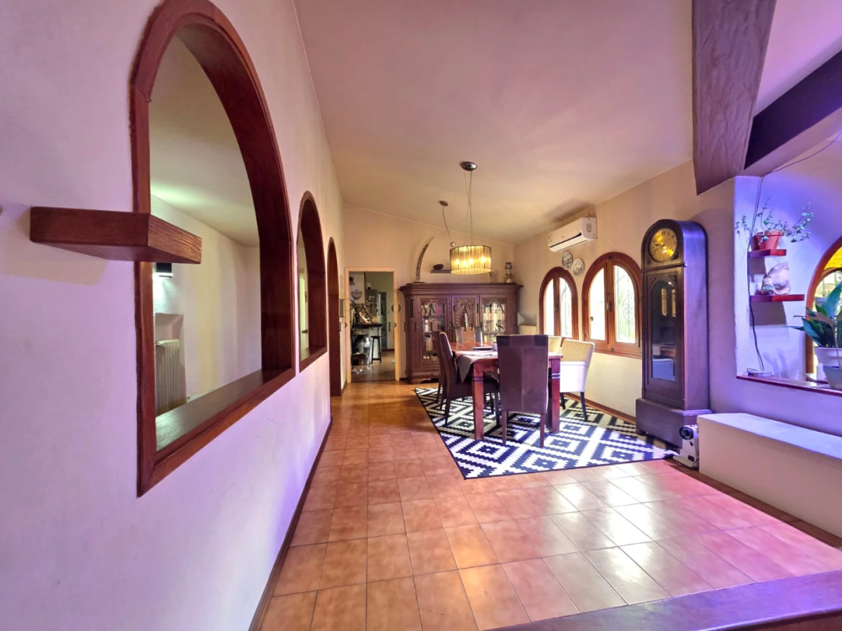 Casa ID.870 - Propiedad única de excelente construcción en Burnett, gran terreno 