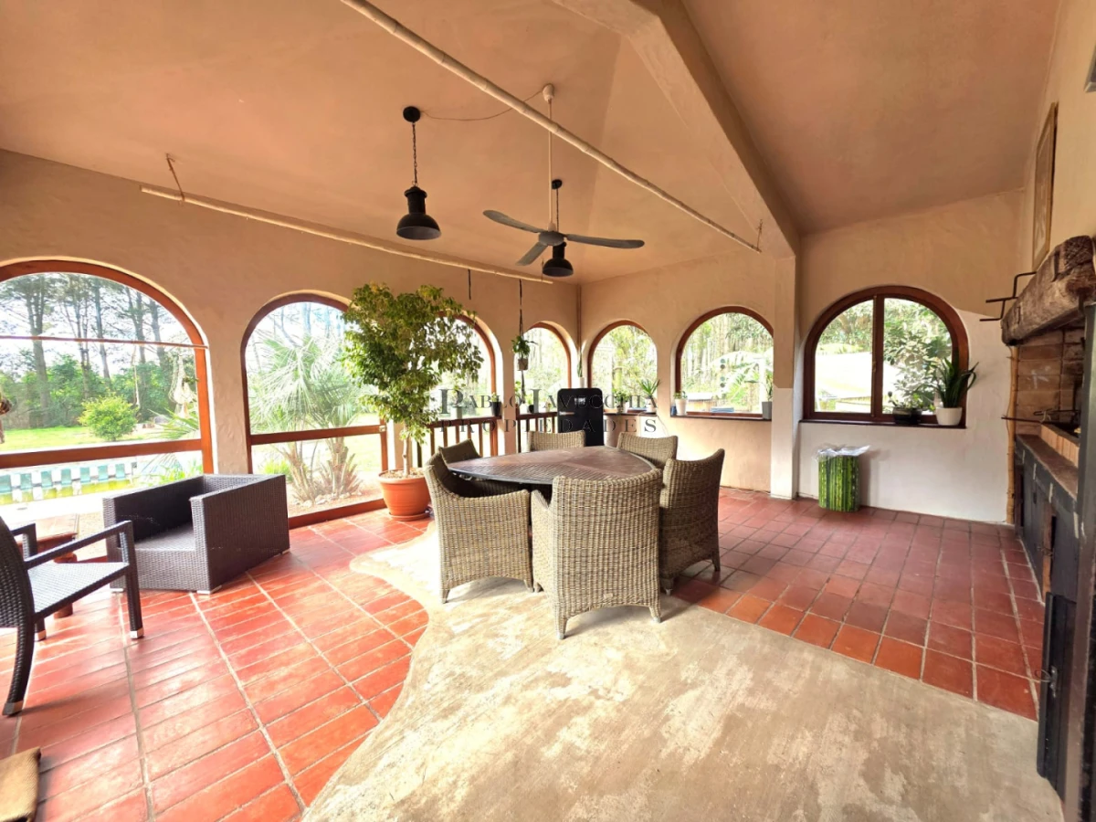 Casa ID.870 - Propiedad única de excelente construcción en Burnett, gran terreno 