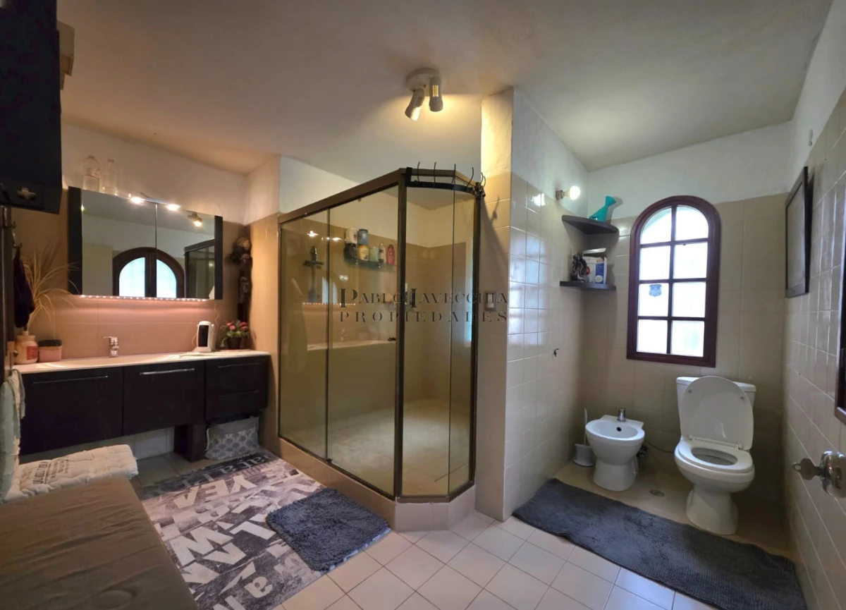 Casa ID.870 - Propiedad única de excelente construcción en Burnett, gran terreno 