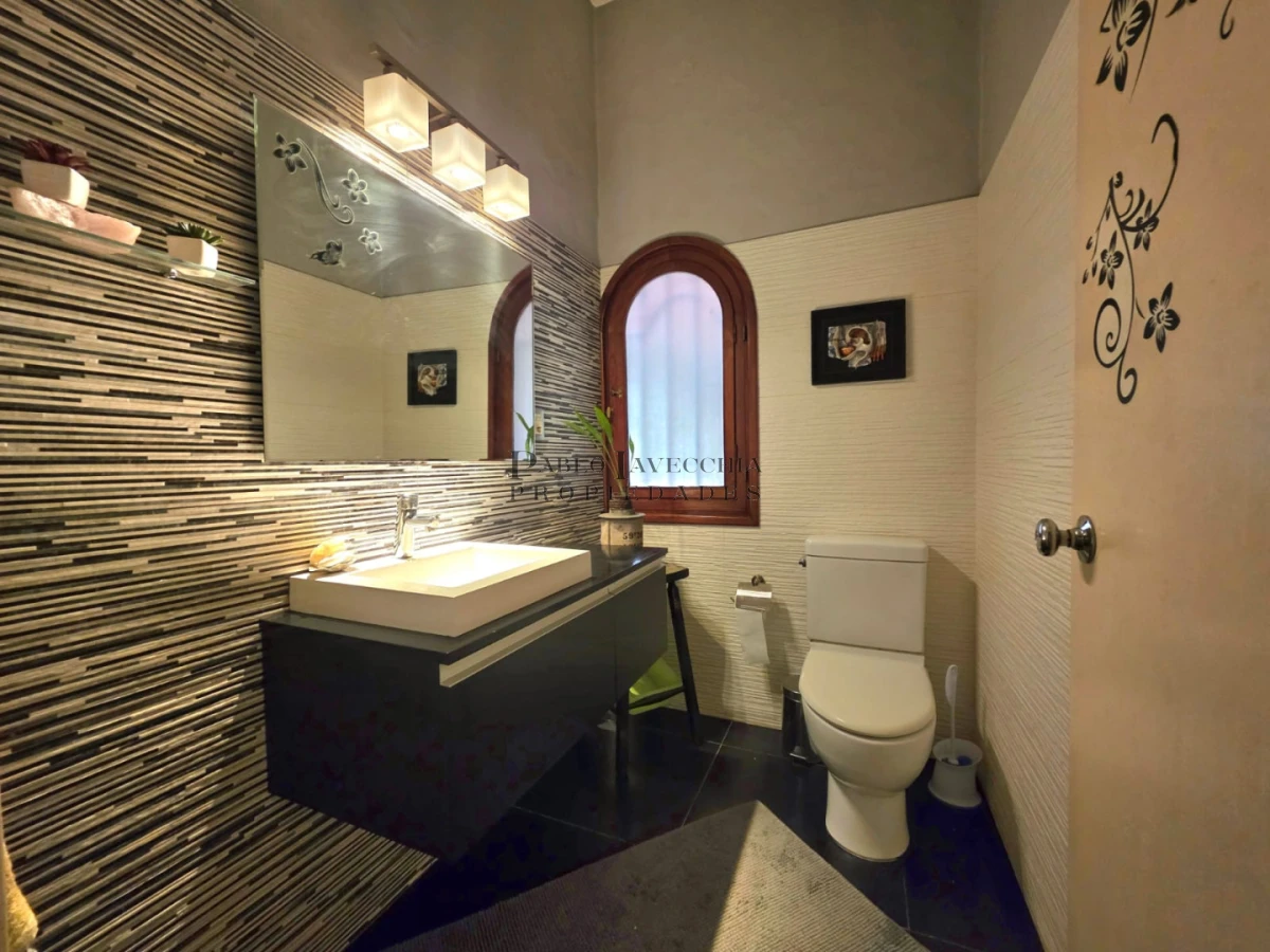 Casa ID.870 - Propiedad única de excelente construcción en Burnett, gran terreno 
