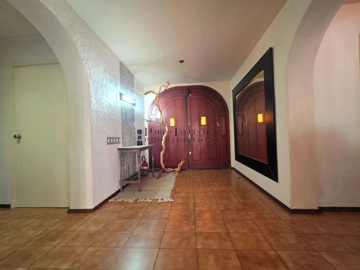 Casa ID.870 - Propiedad única de excelente construcción en Burnett, gran terreno 