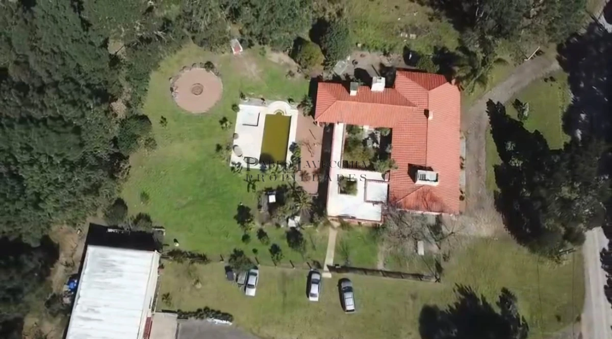 Casa ID.870 - Propiedad única de excelente construcción en Burnett, gran terreno 