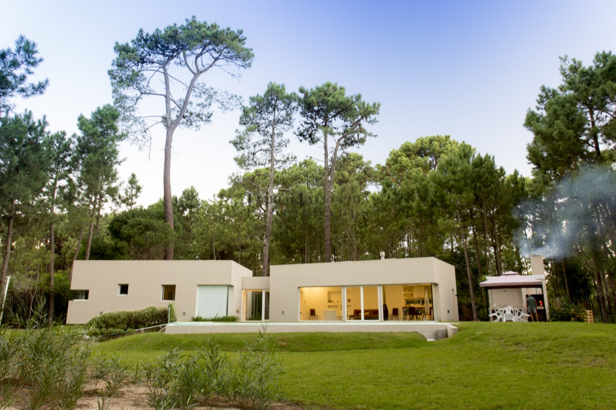 Casa ID.445 - Modernidad, espacios amplios y equipamiento de primer nivel con un terreno amplio en el corazón de Parque Burnett