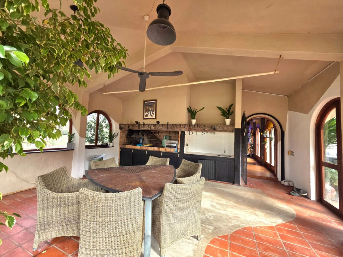 Casa ID.870 - Propiedad única de excelente construcción en Burnett, gran terreno 