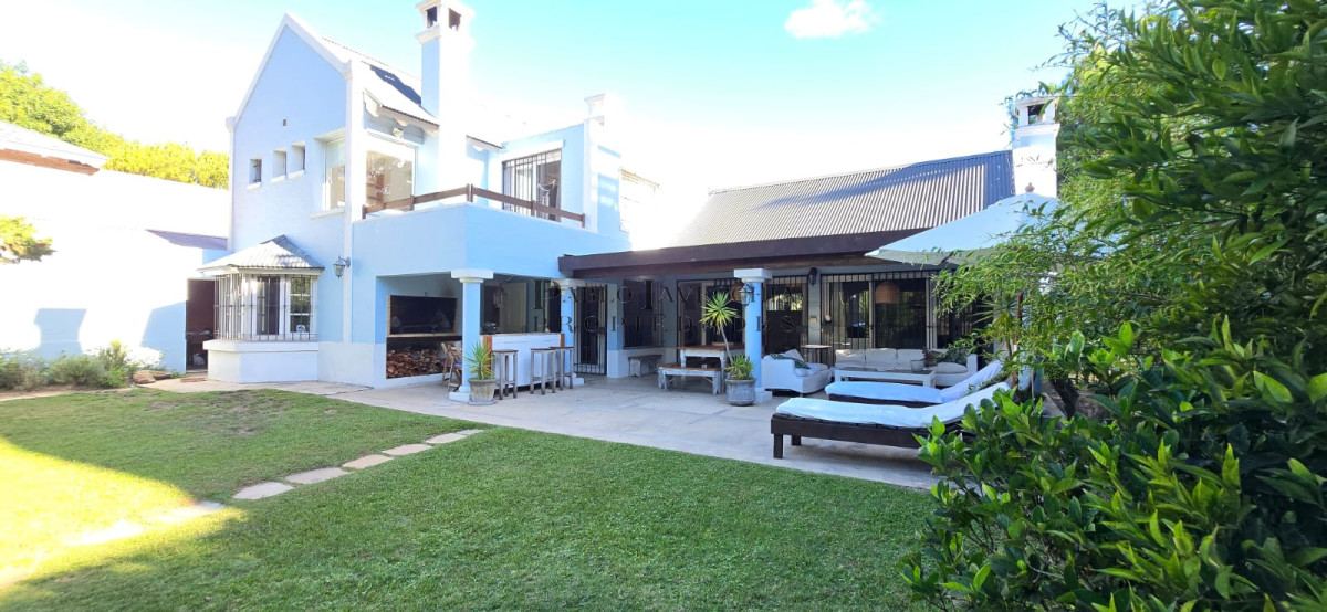 Casa ID.24 - Calidad constructiva, amplios ambientes y calor hogareño en esta casa en el corazón de Montoya
