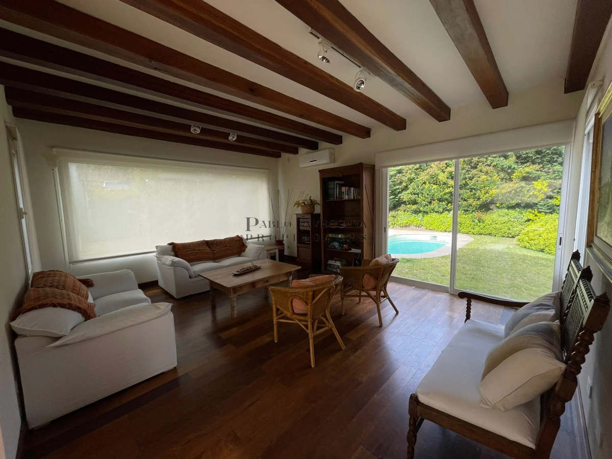 Casa ID.661 - Decidite a veranear en esta amplia propiedad que lo tiene todo; con piscina, hermoso parrillero techado, cerco perimetral y cocheras 