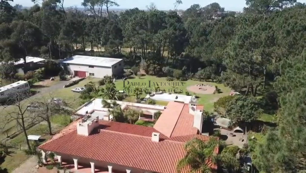 Casa ID.870 - Propiedad única de excelente construcción en Burnett, gran terreno 