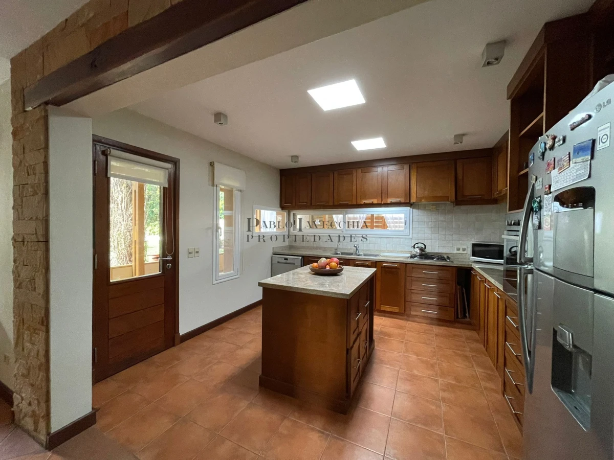 Casa ID.661 - Decidite a veranear en esta amplia propiedad que lo tiene todo; con piscina, hermoso parrillero techado, cerco perimetral y cocheras 