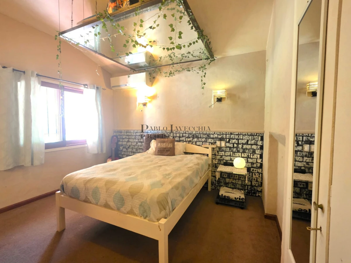 Casa ID.870 - Propiedad única de excelente construcción en Burnett, gran terreno 