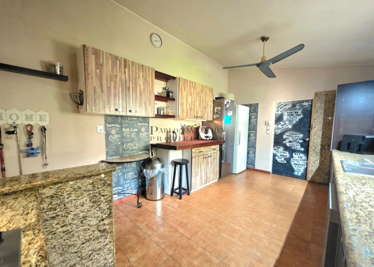 Casa ID.870 - Propiedad única de excelente construcción en Burnett, gran terreno 