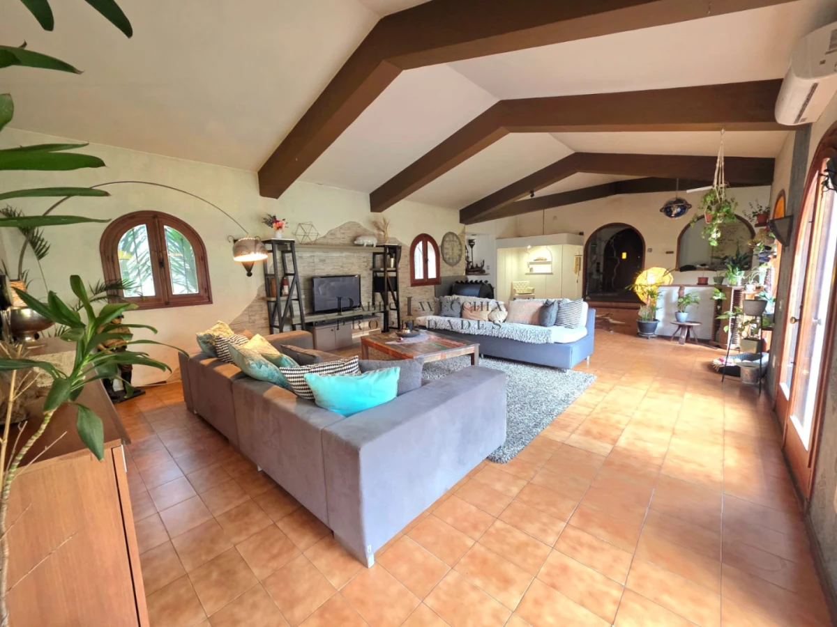 Casa ID.870 - Propiedad única de excelente construcción en Burnett, gran terreno 