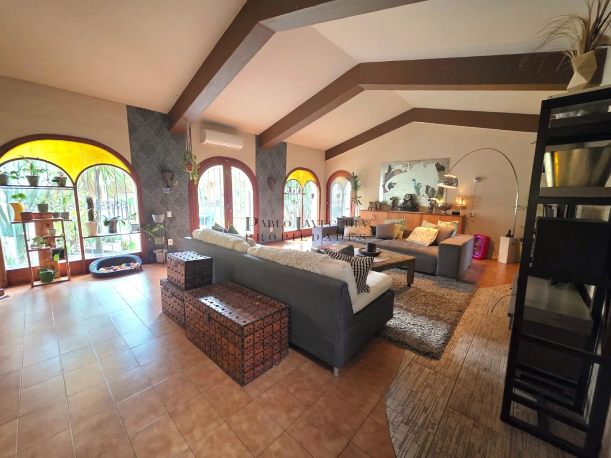 Casa ID.870 - Propiedad única de excelente construcción en Burnett, gran terreno 