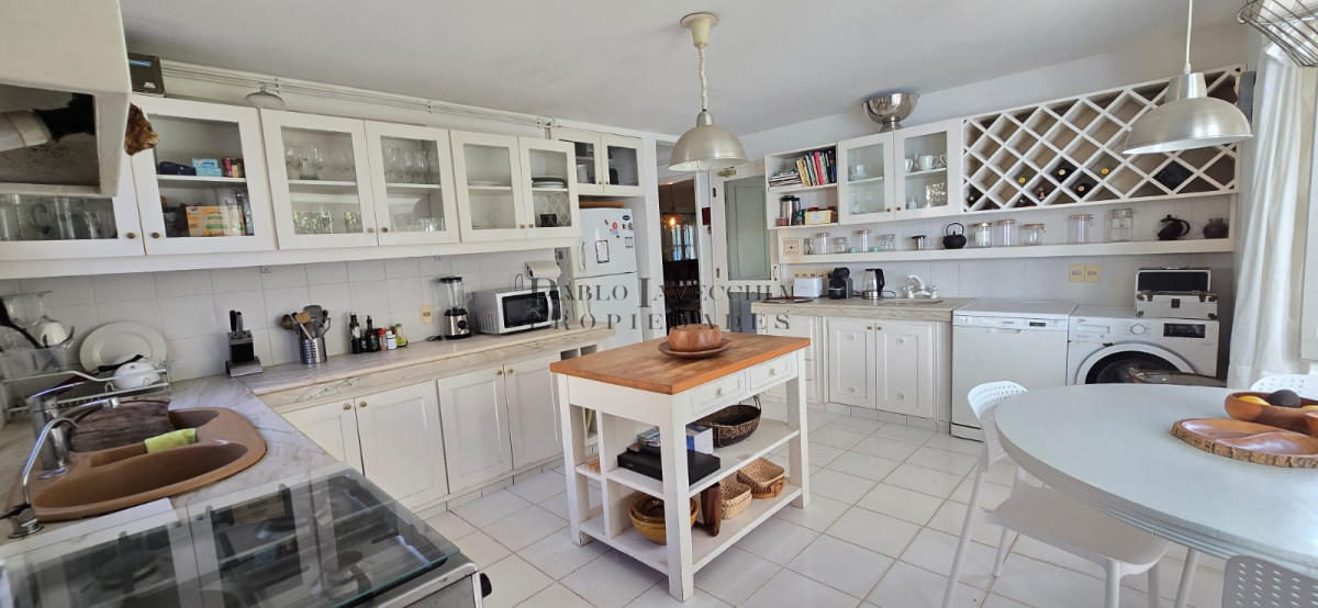 Casa ID.24 - Calidad constructiva, amplios ambientes y calor hogareño en esta casa en el corazón de Montoya