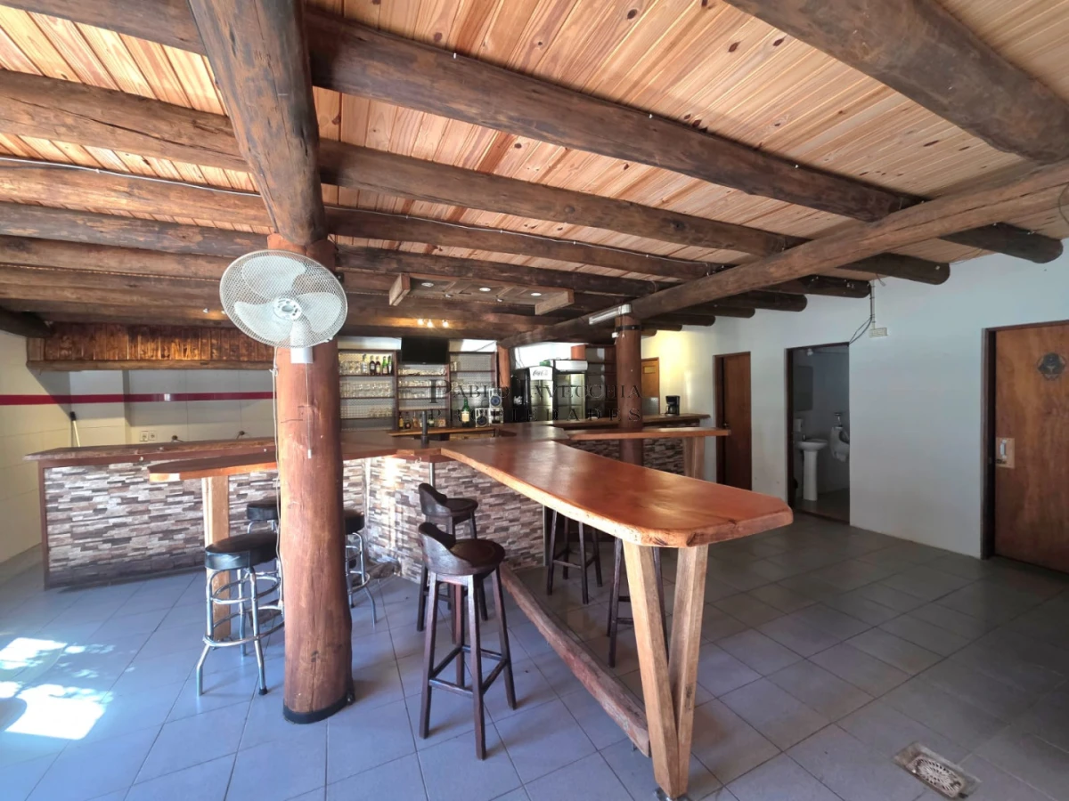 Casa ID.870 - Propiedad única de excelente construcción en Burnett, gran terreno 