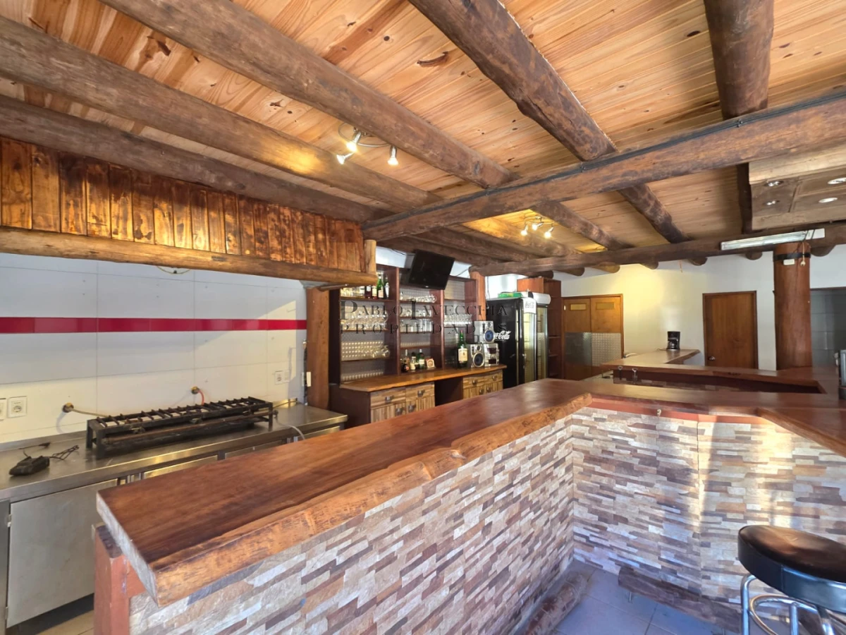 Casa ID.870 - Propiedad única de excelente construcción en Burnett, gran terreno 