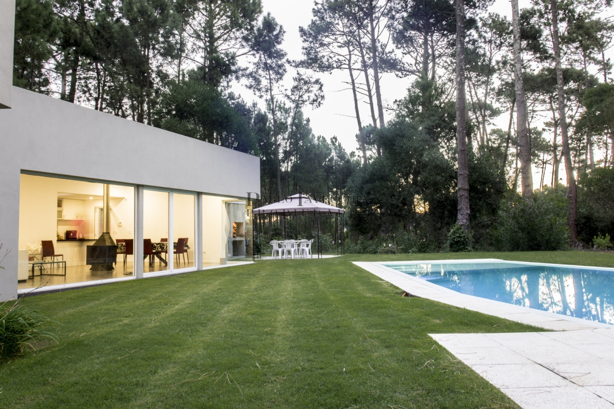 Casa ID.445 - Modernidad, espacios amplios y equipamiento de primer nivel con un terreno amplio en el corazón de Parque Burnett