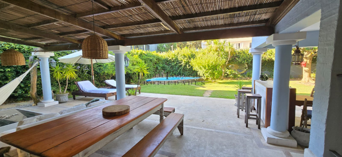 Casa ID.24 - Calidad constructiva, amplios ambientes y calor hogareño en esta casa en el corazón de Montoya