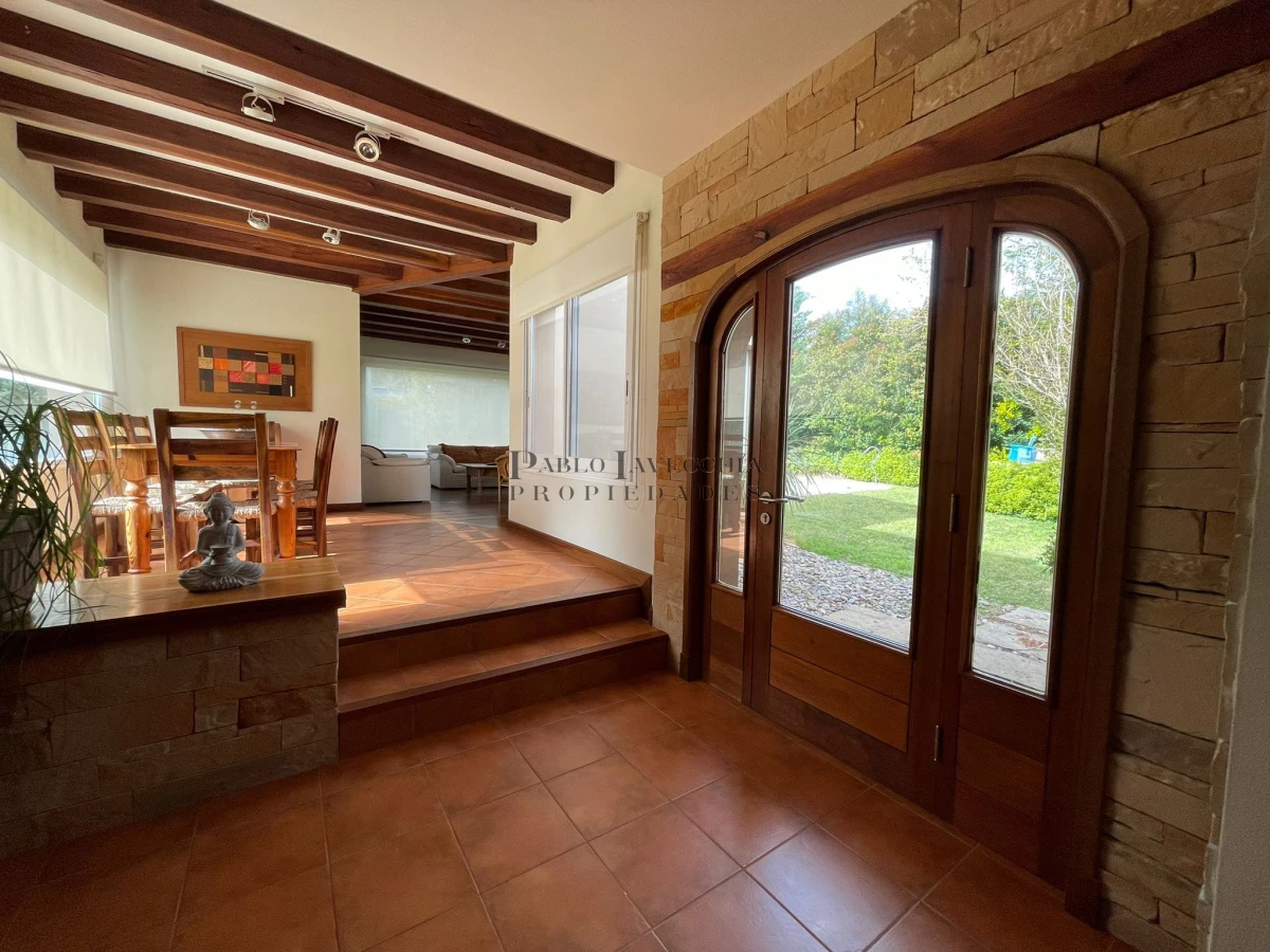 Casa ID.661 - Decidite a veranear en esta amplia propiedad que lo tiene todo; con piscina, hermoso parrillero techado, cerco perimetral y cocheras 