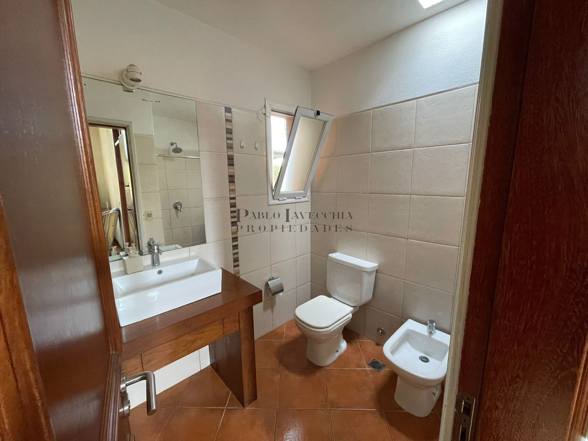 Casa ID.661 - Decidite a veranear en esta amplia propiedad que lo tiene todo; con piscina, hermoso parrillero techado, cerco perimetral y cocheras 
