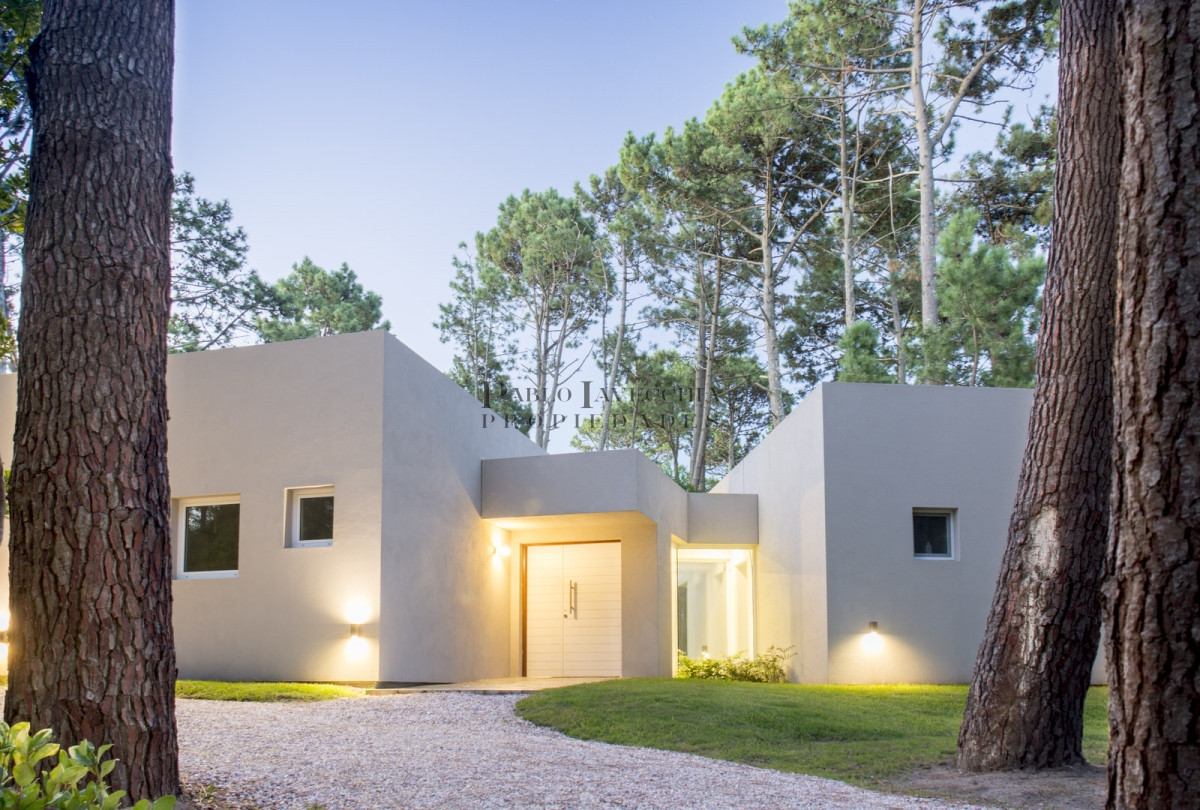 Casa ID.445 - Modernidad, espacios amplios y equipamiento de primer nivel con un terreno amplio en el corazón de Parque Burnett