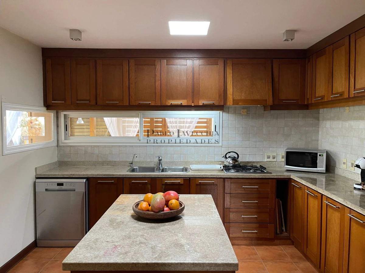 Casa ID.661 - Decidite a veranear en esta amplia propiedad que lo tiene todo; con piscina, hermoso parrillero techado, cerco perimetral y cocheras 