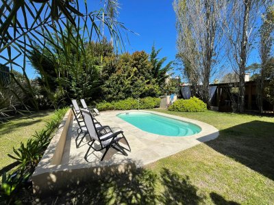 Decidite a veranear en esta amplia propiedad que lo tiene todo; con piscina, hermoso parrillero techado, cerco perimetral y cocheras 