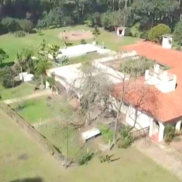 Propiedad única de excelente construcción en Burnett, gran terreno 