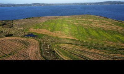 Entorno panorámico con costas sobre lago